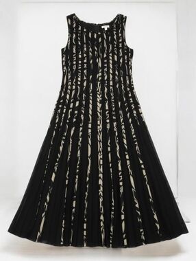 Xscape Black and Cream Pleated Sleeveless Dress